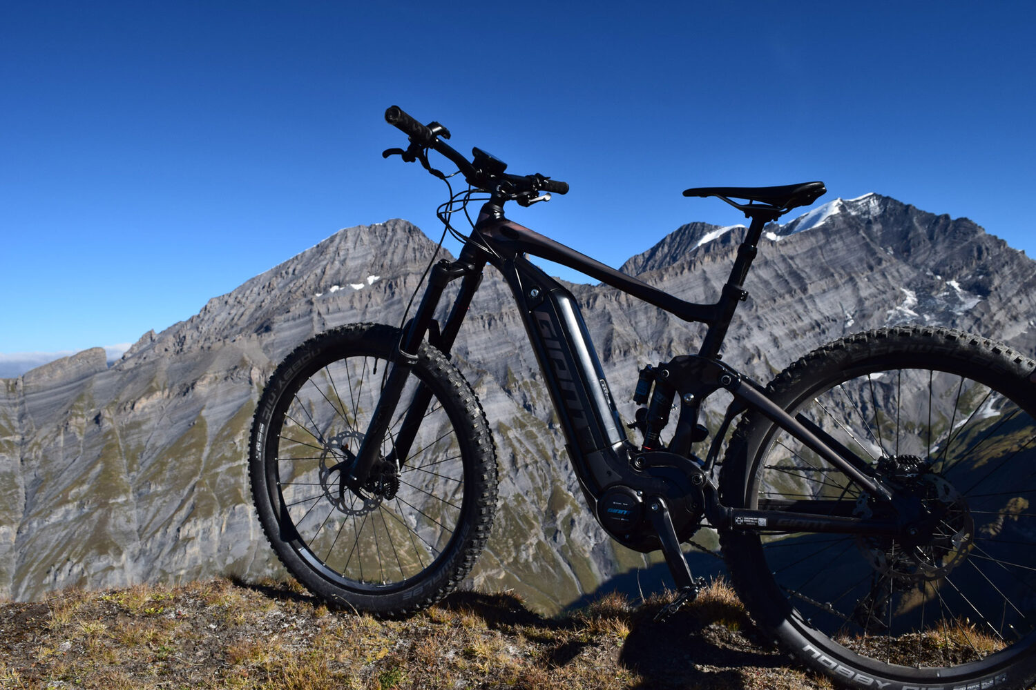 E-Bike am Grat hoch über Leukerbad